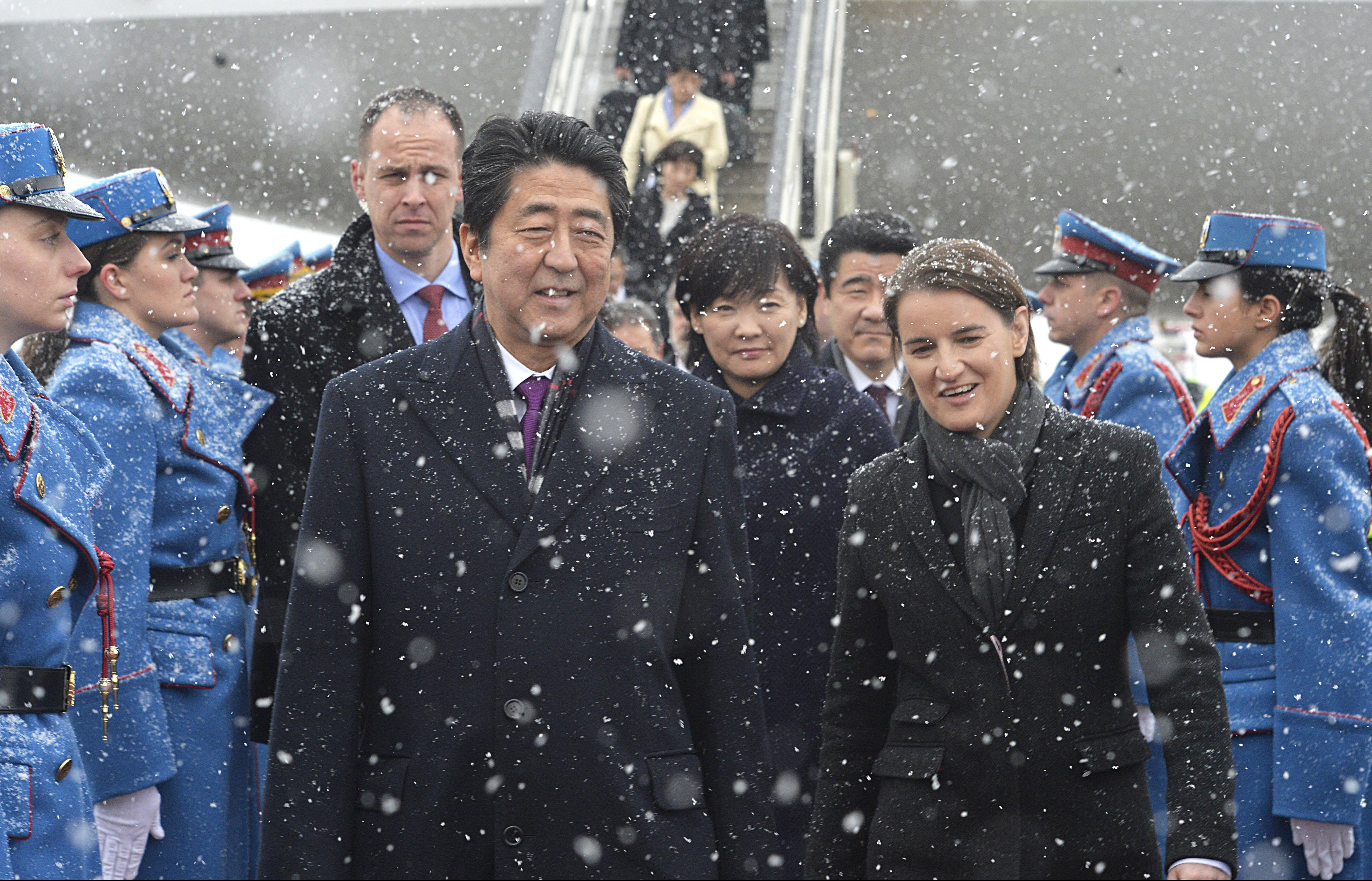 STIGAO U SRBIJU! Japanski premijer Šinzo Abe sleteo na beogradski aerodrom!